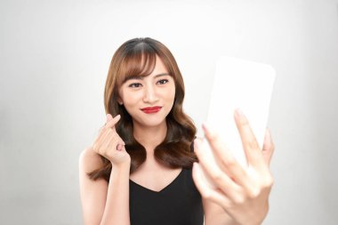 Korece tarzı kalp ile selfie alarak kadın