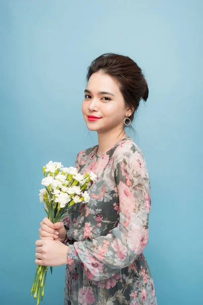 Mujer Joven Interesada Lindo Vestido Fondo Azul — Foto de Stock