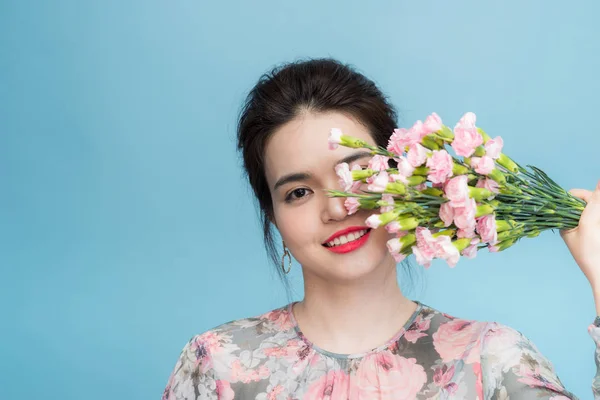 Porträt Einer Jungen Asiatischen Frau Die Mit Einem Strauß Vor — Stockfoto