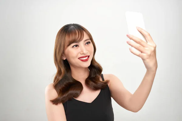 Портрет Счастливой Азиатской Бизнесвумен Помощью Мобильного Телефона Изолированы Белом Фоне — стоковое фото
