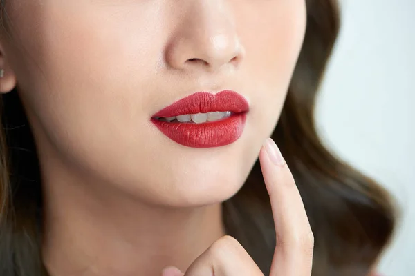 Asian Otwartymi Ustami Dotykając Usta — Zdjęcie stockowe