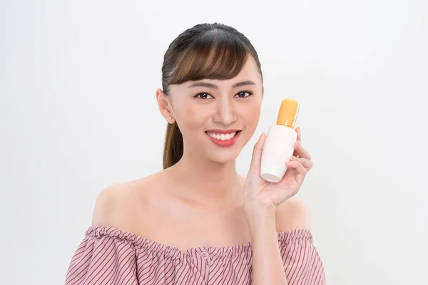 亚洲妇女显示奶油在她的手 孤立在白色 — 图库照片