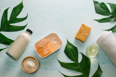 Mavi ahşap arka plan üzerinde Spa seti ile güzellik oncept