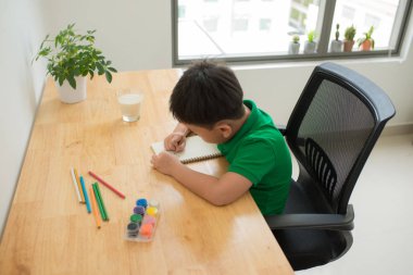 Cute yazma ve boyama ödev yapmak, boyama sayfaları, gülümseyen çocuk karıştı. Çocuk boya. Çocuklar çizin. Okul öncesi kitaplar kütüphane ile. Renkli kalem ve kağıt üzerinde bir Resepsiyon. Yaratıcı çocuk.