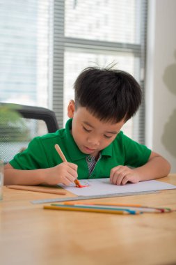 Küçük çocuğun elleri ve yaratıcılık masası.