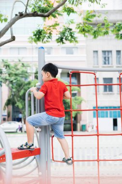 küçük çocuk parkında demirlere üzerinde oynama