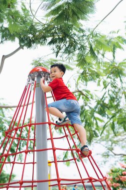 şapkalı çocuk tırmanmaya Park orman jimnastiği