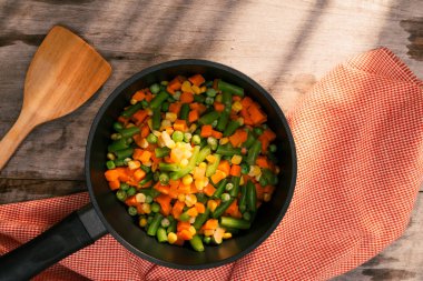 Buğulanmış sebze patates, havuç, karnabahar, brokoli Studio fotoğraf