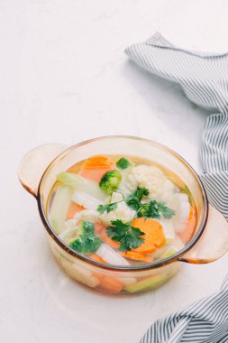 sağlıklı ve taze sebze salata hazırladı.