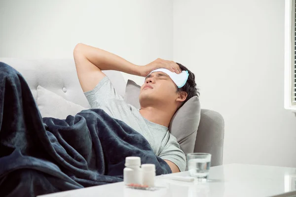 Homem Doente Desperdiçado Deitado Sofá Sofrendo Frio Vírus Gripe Inverno — Fotografia de Stock