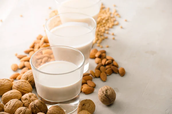 Glazen Melk Macadamia Amandel Soja Bovenaanzicht — Stockfoto