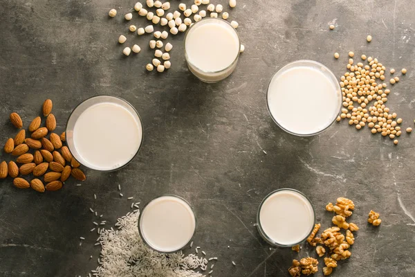 Glazen Melk Met Noten Macadamia Amandel Soja Rijst Lotus Bovenaanzicht — Stockfoto