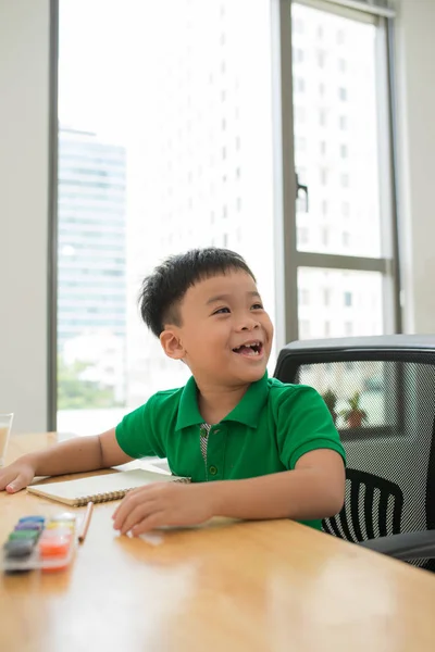 Ευτυχισμένο Μικρό Αγόρι Γελώντας Ενώ Σπουδάζουν — Φωτογραφία Αρχείου