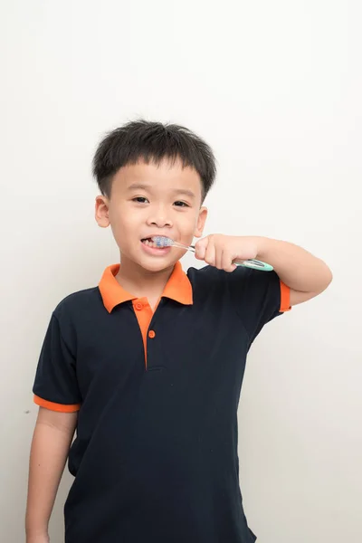 Bonito Jovem Menino Escovando Dentes — Fotografia de Stock