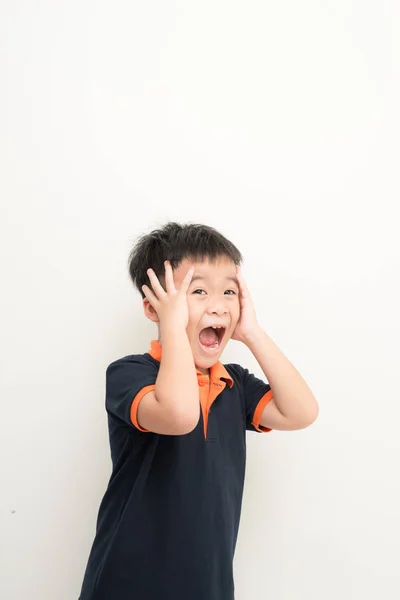 Lindo Niño Cubriendo Las Orejas Con Las Manos Sobre Fondo — Foto de Stock