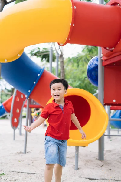 Bambini Che Giocano Nel Parco Giochi Estivo All Aperto — Foto Stock