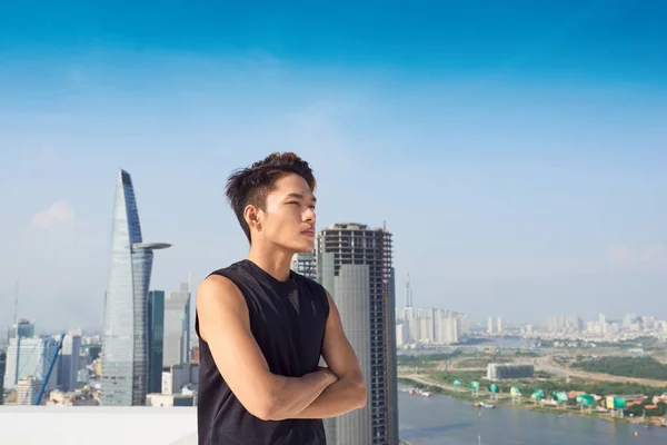 Bonito Asiático Homem Com Sportswear Fundo Cidade Cruzando Seus Braços — Fotografia de Stock