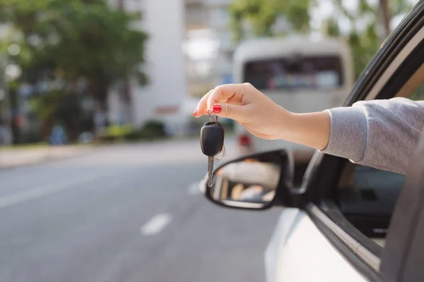 Mulher Segurando Chaves Ignição Carro Sua Mão Pendurando Através Janela — Fotografia de Stock