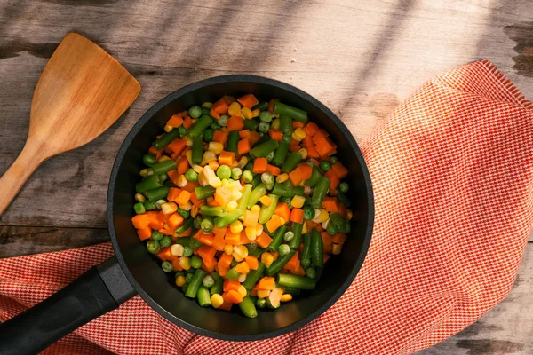 Buğulanmış sebze patates, havuç, karnabahar, brokoli Studio fotoğraf