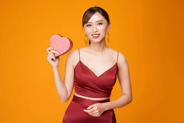 Retrato Mulher Bonita Com Caixa Forma Coração Vermelho — Fotografia de Stock