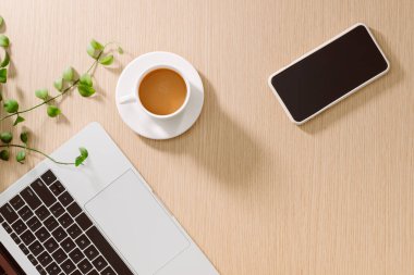 Trendy kadınsı ev ofis çalışma alanı. Beyaz Ofis Masası. Laptop, kahve fincanı ve telefon, defter, kalem. Düz yatıyordu, en iyi görünüm, kopya alanı