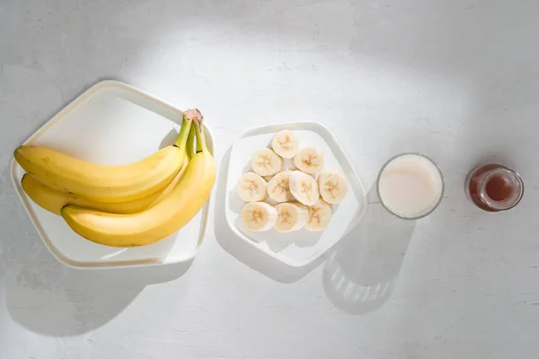 Plátanos Deliciosos Tazón Con Rebanadas Sobre Fondo Madera — Foto de Stock