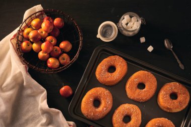 çörekler, taze elma ve kuru sonbahar yaprakları, üst görünümü. 