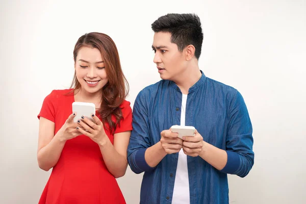 Aziatische Paar Met Behulp Van Gadgets Mooi Meisje Het Typen — Stockfoto