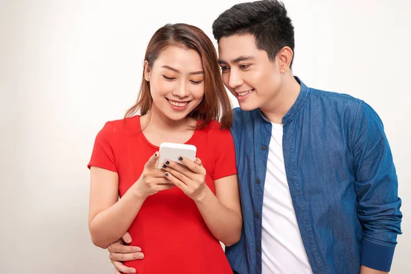 Asiatico Coppia Utilizzando Cellulare Smart Phone Messaggio Sorriso Piedi Sfondo — Foto Stock