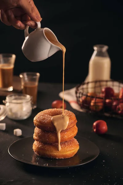 Donuts Frescos Com Açúcar Café Com Leite Uma Mesa Madeira — Fotografia de Stock