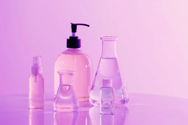 Naukowcy Używają Wyrobów Szklanych Laboratoriach Badań Nad Kosmetykami Energią — Zdjęcie stockowe