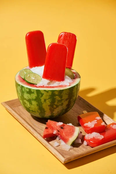 Wassermelone Eis Stiel Und Scheiben Geschnittene Wassermelone Auf Holztablett Von — Stockfoto