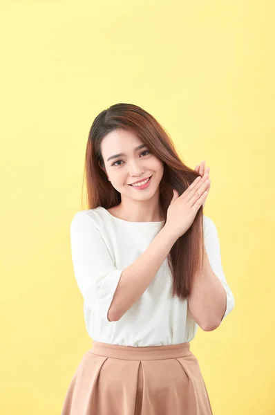 Belleza Mujer Tocar Largo Cabello Aislado Amarillo Fondo Asiático Belleza — Foto de Stock