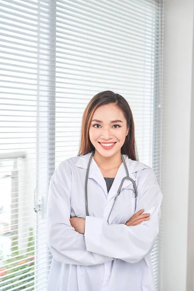 微笑的女医生的肖像站在她的医院办公室摆姿势 医疗保健和医疗职业概念 — 图库照片
