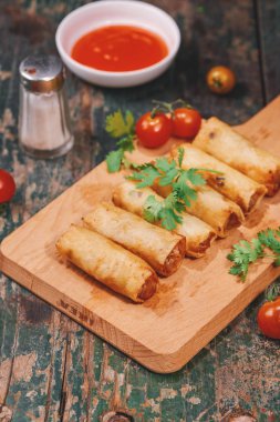 Vietnamca gıda. Ahşap masa üzerinde lezzetli ev yapımı Çin böreği.