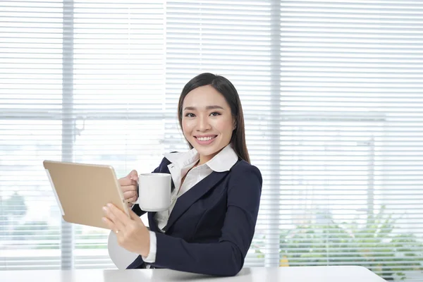 Mujer Negocios Sostener Una Carpeta — Foto de Stock