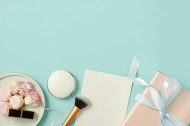 Makyaj kozmetik ürünleri renk arka plan düz üstten görünüm yatıyordu. kadın güzellik moda dekoratif. yay hediye seti 