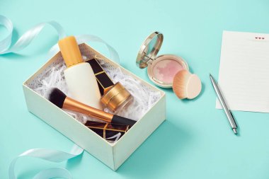 Makyaj ve kozmetik seti hediyesi