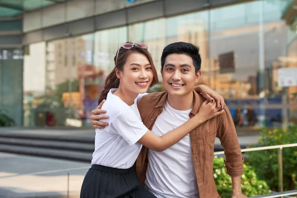 Jovem Casal Feliz Com Sacos Compras Cidade Divertindo Juntos — Fotografia de Stock