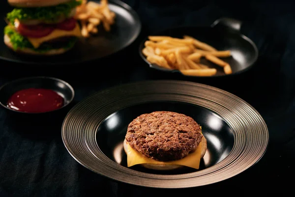 Hamburger Frais Savoureux Sur Plat Avec Frites Ketchup — Photo