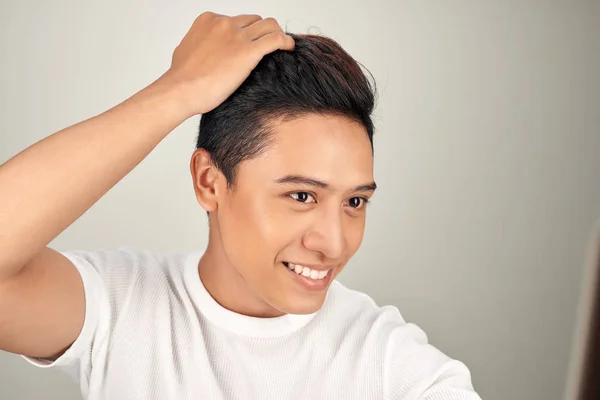 Glücklich Schöner Lächelnder Asiatischer Mann Der Seine Haare Berührt — Stockfoto