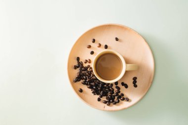 Hafif arka planda kahve çekirdekleri ile kahve Fincan