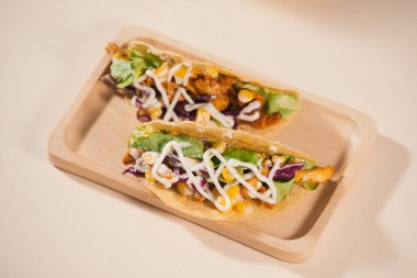 Et ve sebze ile geleneksel Meksika taco. Latin Amerika yemekleri.