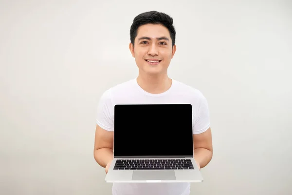Sonriendo Joven Asiático Hombre Vestido Camisa Mostrando Pantalla Blanco Ordenador —  Fotos de Stock