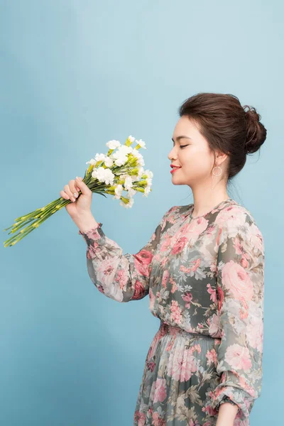 Hermosa Joven Con Lindo Vestido Fondo Azul — Foto de Stock