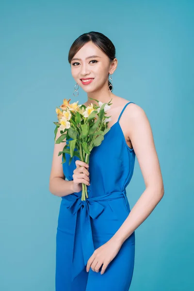Attrayant Asiatique Femme Robe Bleue Tenant Bouquet Fleurs Sur Fond — Photo