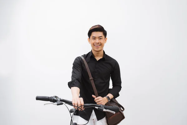 Mladý Pohledný Muž Asijské Pozadí Bílé Zdi Sedí Kole — Stock fotografie