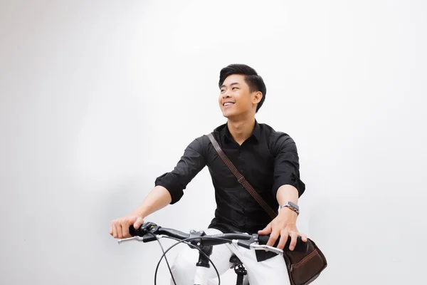 Стильный Красивый Молодой Человек Велосипедом Смотрящий Вдаль Изолированный Белом — стоковое фото