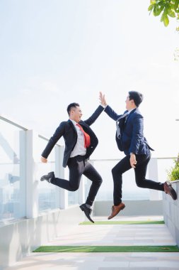 İki Mutlu Yetişkin İş Erkekler Yüksek Fiving