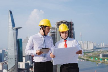 bir mühendis ve planı inşaat sitede izlerken alt görünümü